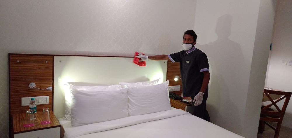 Deluxe Room (King Bed) - Photo 5
