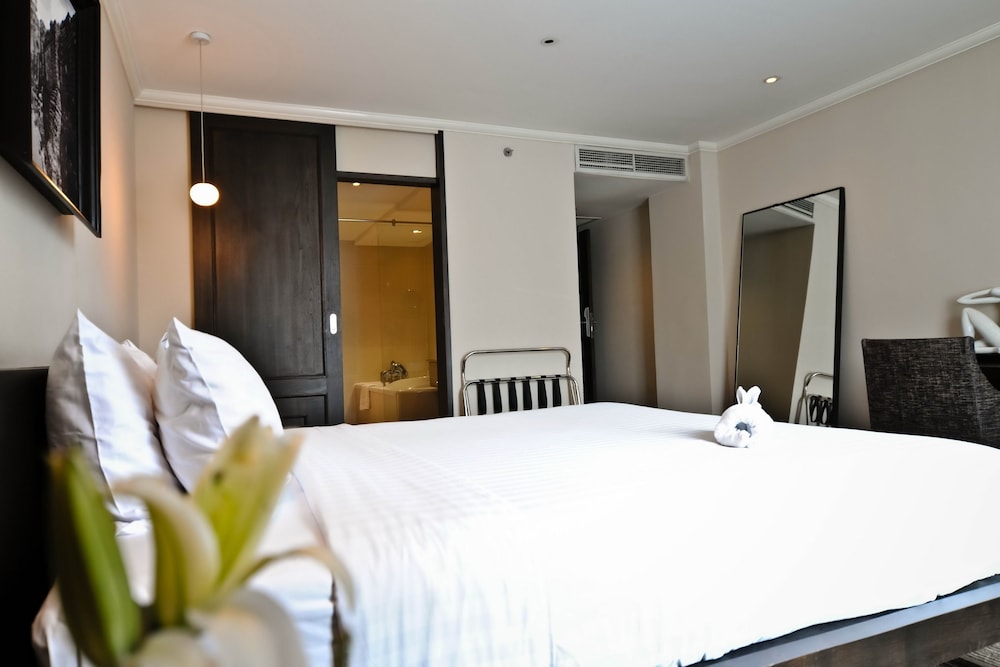 Deluxe Room, 1 King Bed photo 2