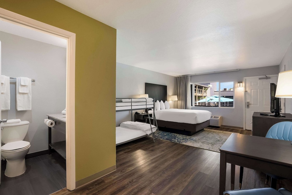 Standard Room, Multiple Beds, Non Smoking - Photo 3