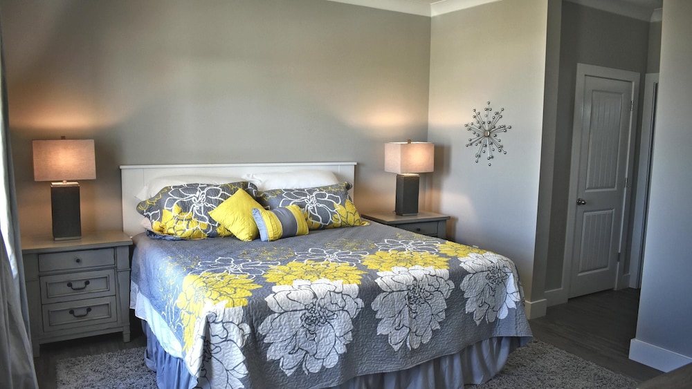 House, Multiple Beds (Sonny Daze - 105 Quebec Ct)