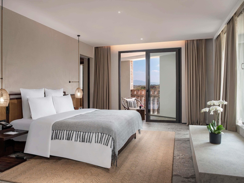 Room, 1 King Bed, Balcony, Lake View (The Ruby Wheel) - Photo 4