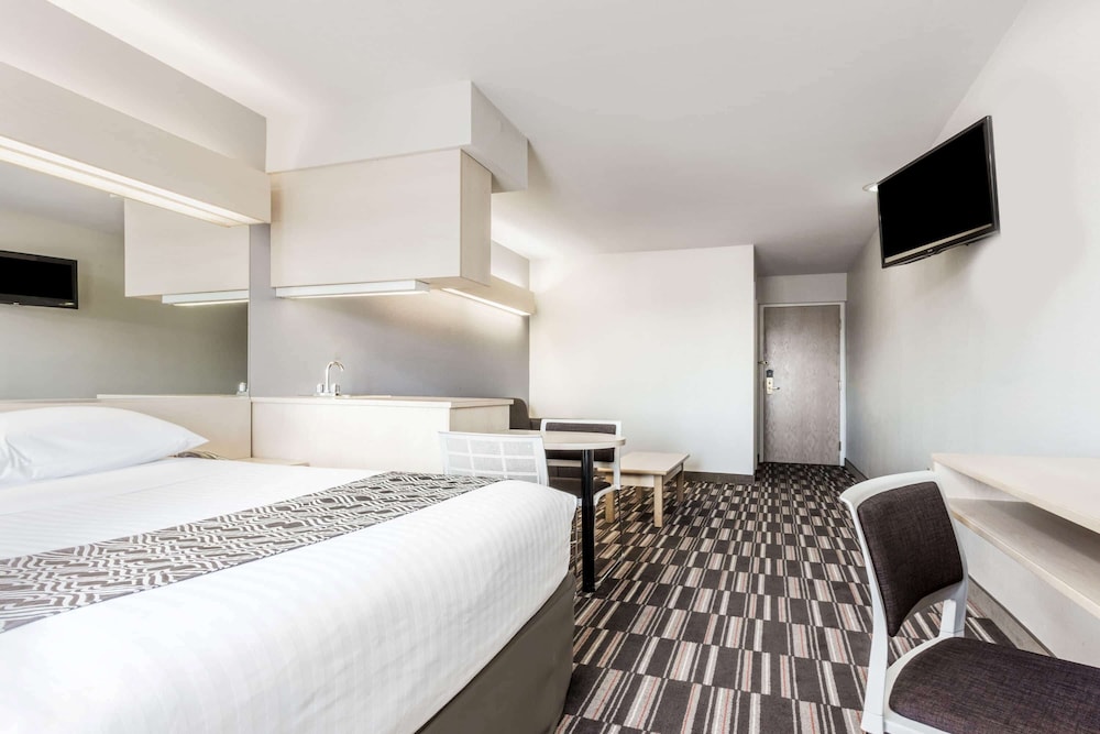 Suite, 1 Queen Bed with Sofa bed, Non Smoking - Photo 1