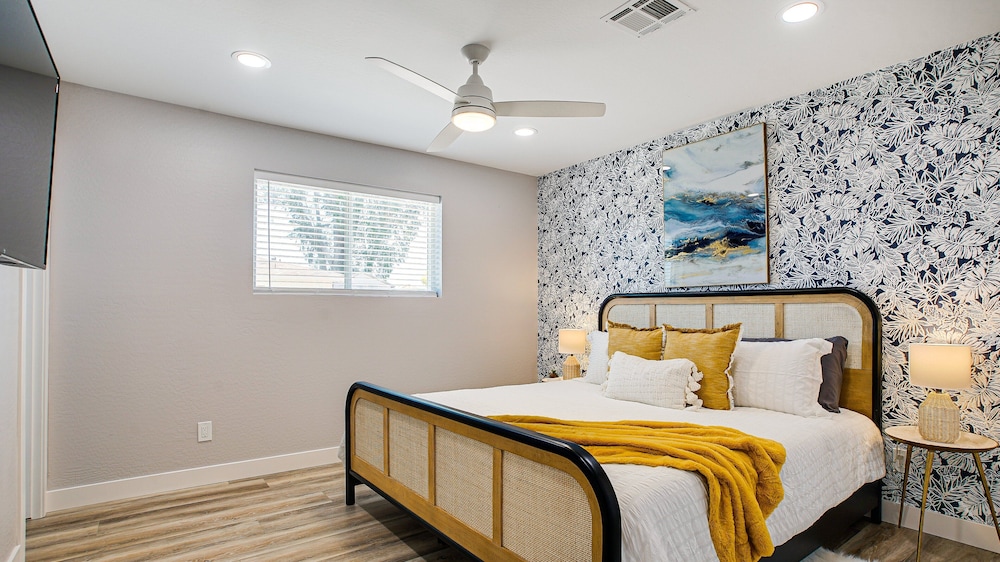 House, Multiple Beds, Patio, City View (Laurel Gilbert)