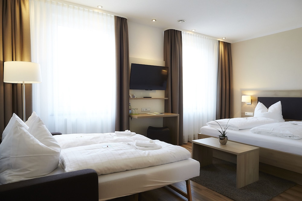 Premium Triple Room, 1 Queen Bed with Sofa bed photo 3