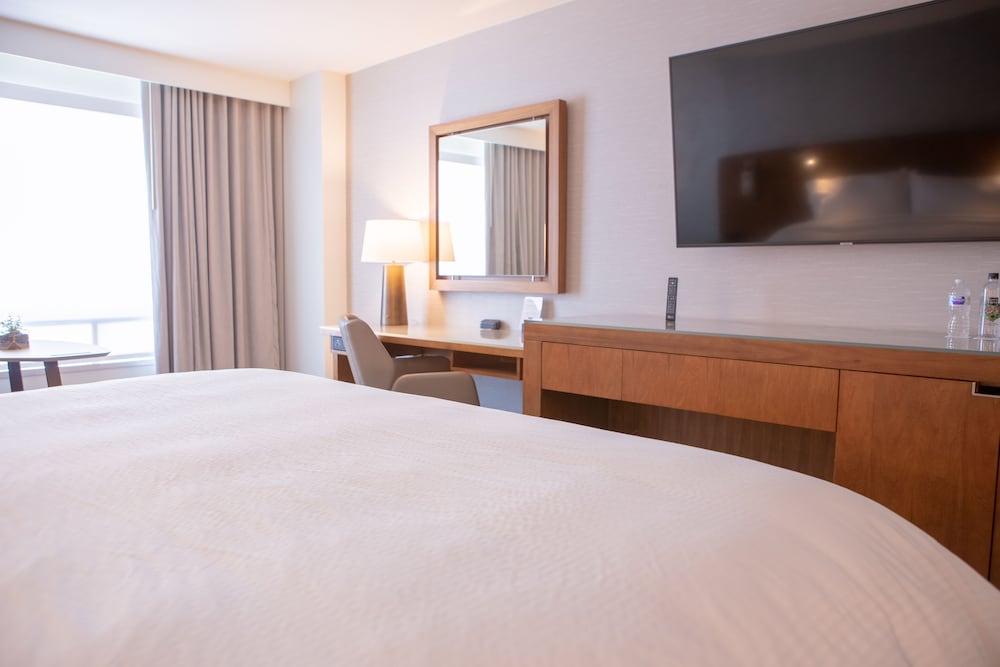 Deluxe Room, 1 King Bed (Hearing Accessible) - Photo 4