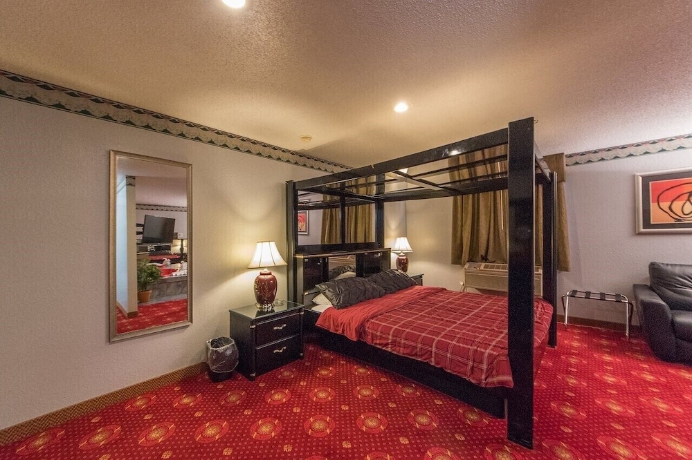 Romantic Suite, 1 King Bed, Smoking photo 3