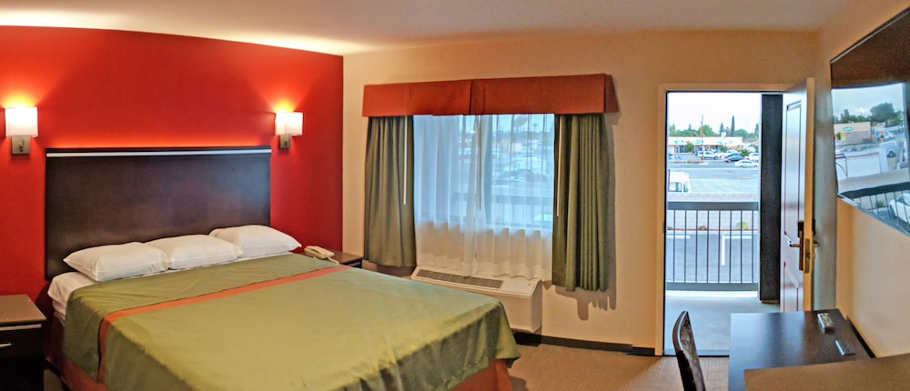 1 King Bed with Balcony