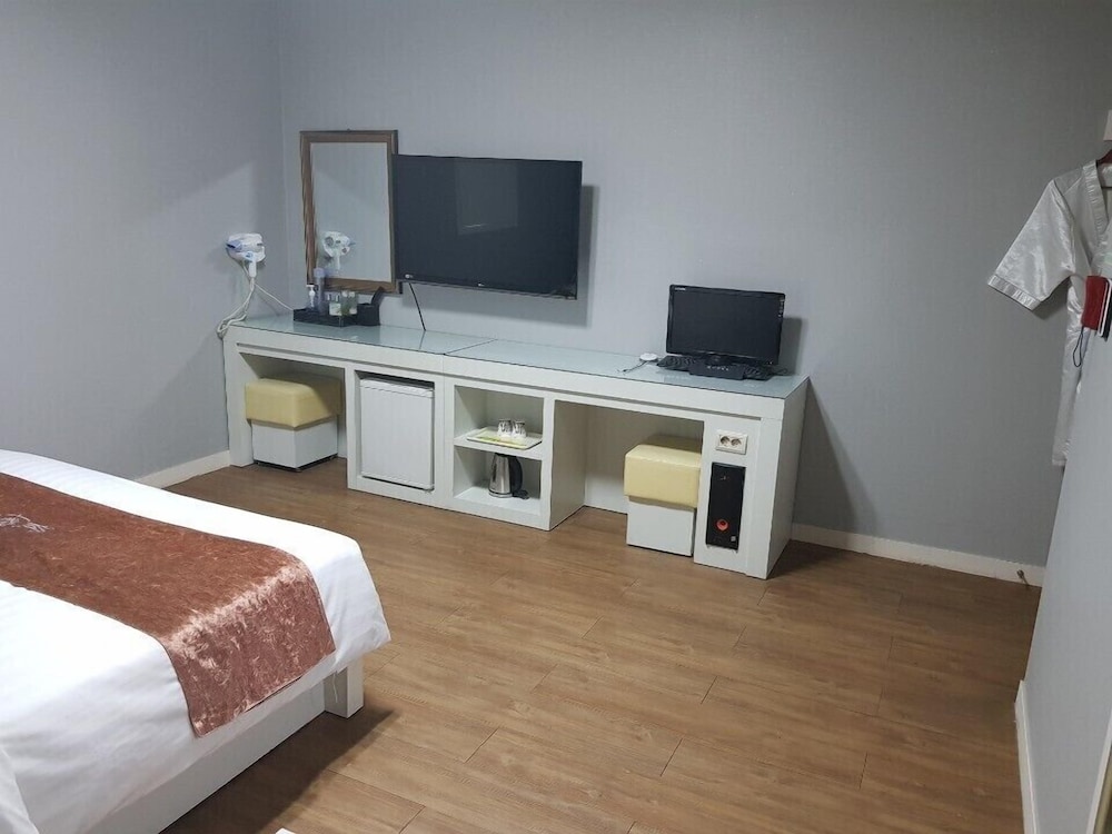 Basic Room, 1 King Bed - Photo 1