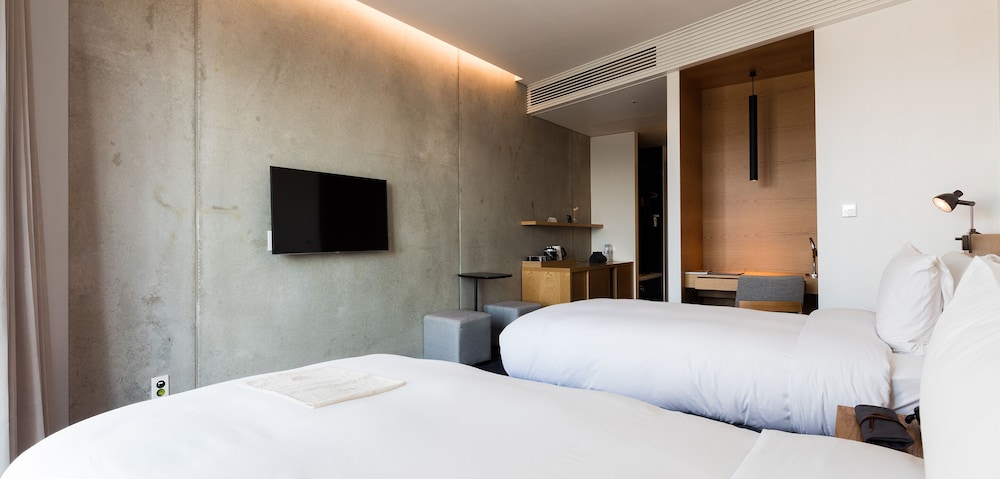 [Pool Package] Standard Twin Room, Mountain View - All Day Pool Access for 1 Adult