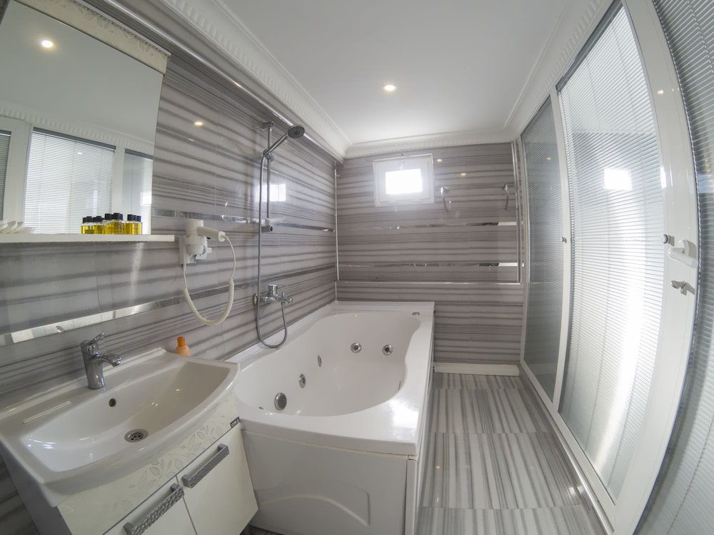 Deluxe Double or Twin Room, Multiple Bedrooms, Jetted Tub, Sea View photo 2