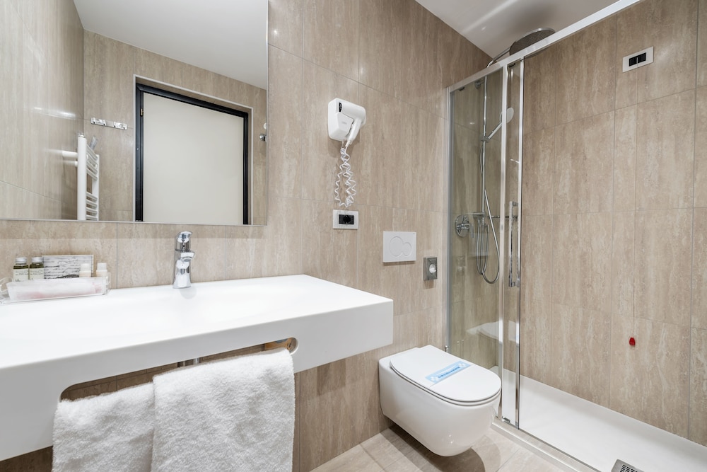 Standard Double Room - Photo 8