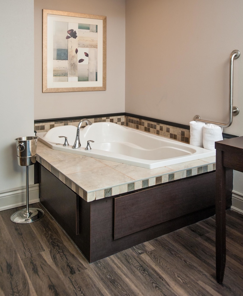 Standard Room, 1 King Bed, Non Smoking, Jetted Tub photo 3