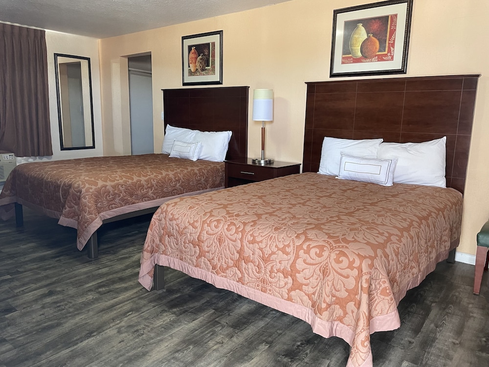 Family Double Room, Refrigerator & Microwave photo 2