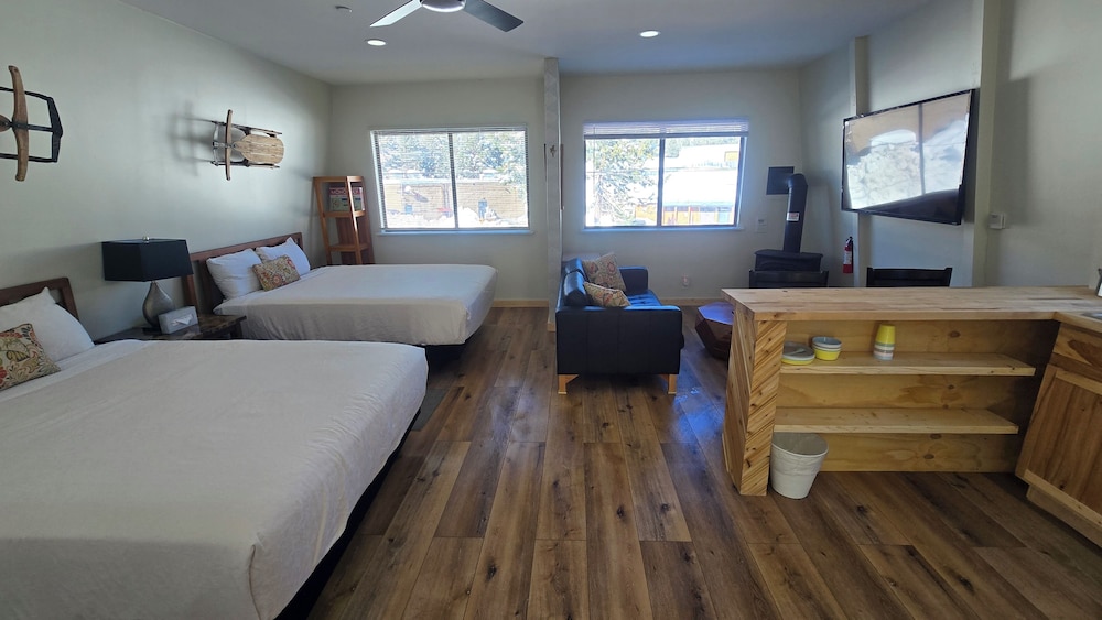 Deluxe Studio Suite, 2 Queen Beds, Mountain View photo 1