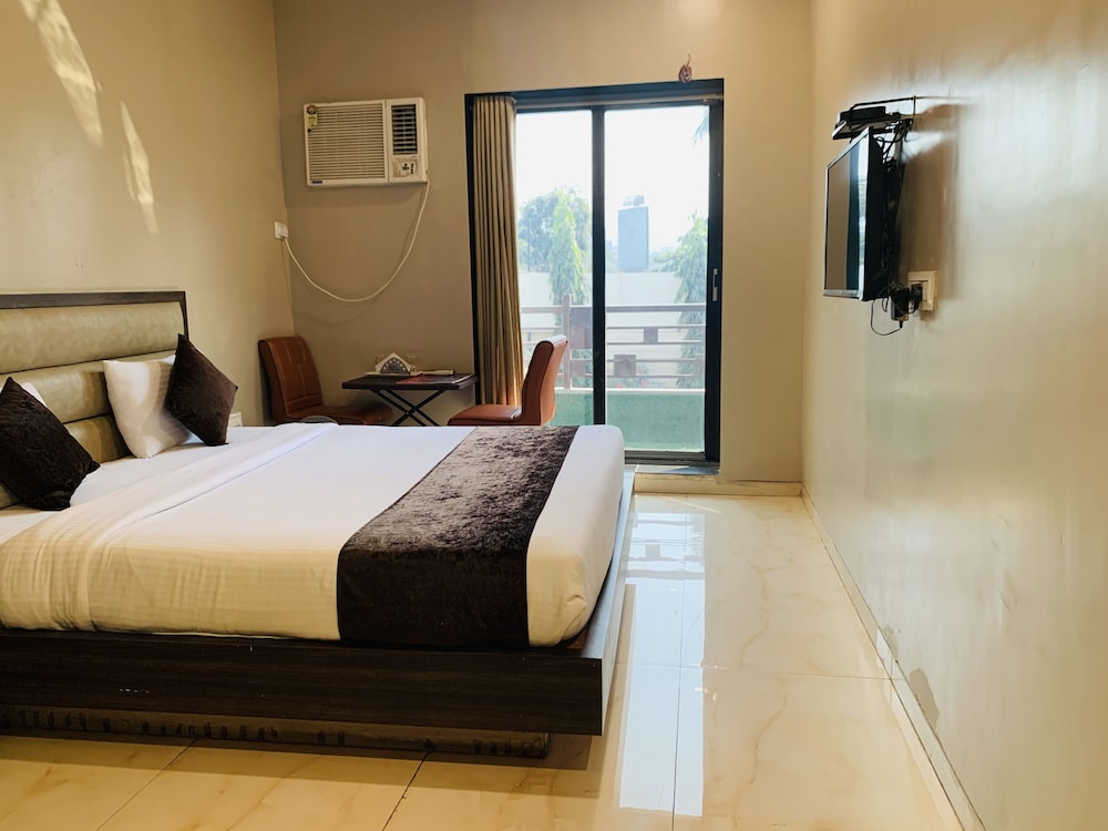 Premium Single Room, 1 King Bed, Smoking, City View