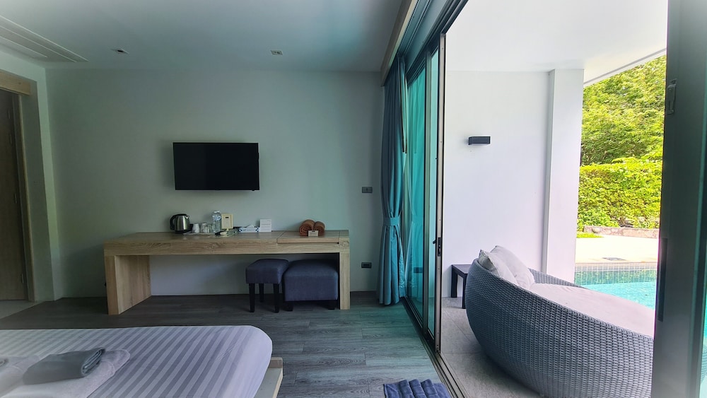 Deluxe Poolside Access - Photo 6