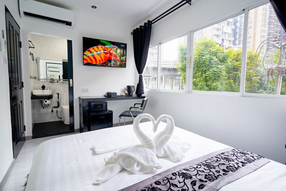 Standard Room, 1 Queen Bed, Non Smoking, City View photo 3