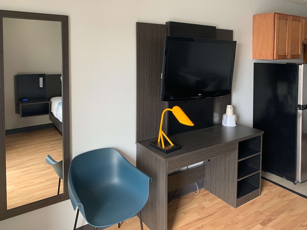 Standard Room, 1 Queen Bed, Non Smoking, Kitchenette - Photo 8