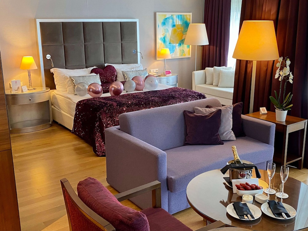 Honeymoon Suite, Sea View