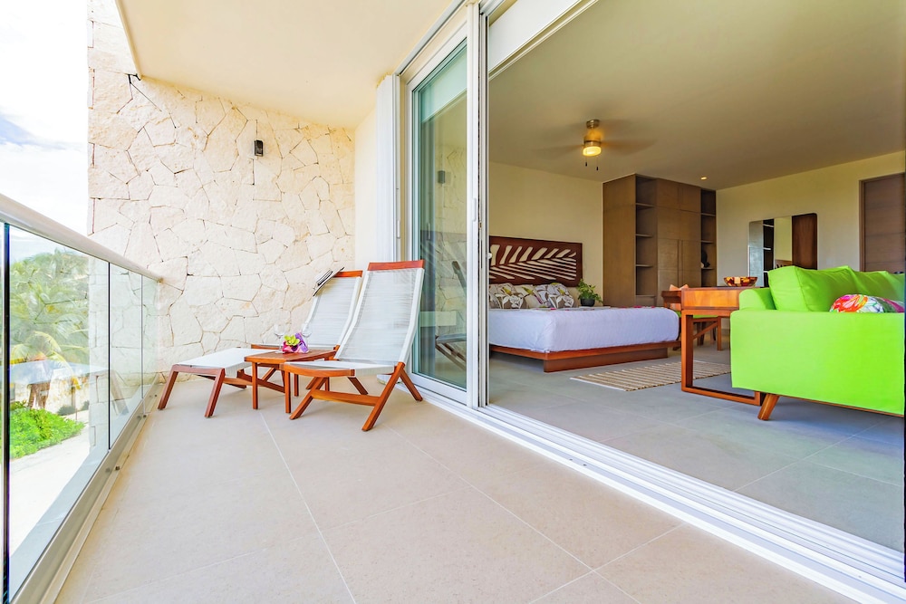 Comfort Studio, 1 King Bed, Balcony photo 2