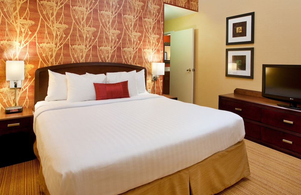 Deluxe Room, 1 King Bed with Sofa bed - Photo 1