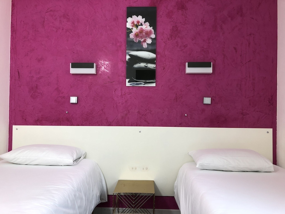 Twin Room - Photo 9