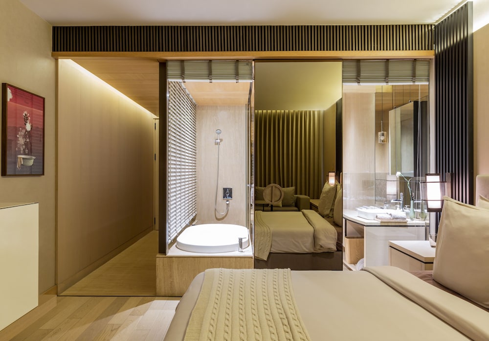 Panoramic Suite, Hi-Tea & Club Lounge Access, 15% Dis on Laundry, Floor Butler on Request