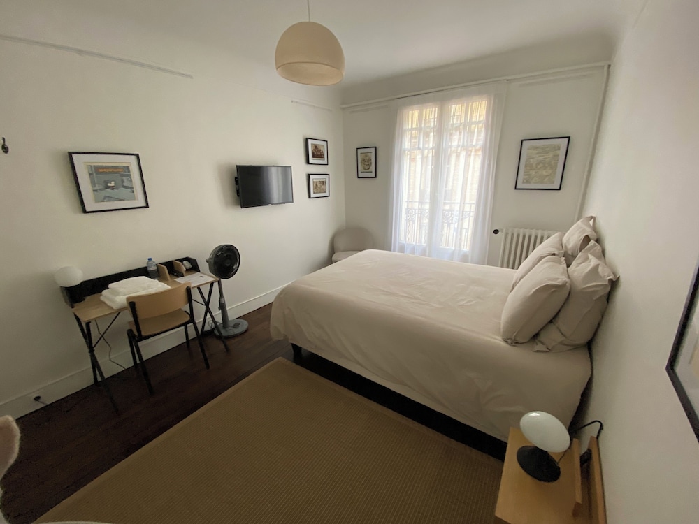 Basic Double Room, Shared Bathroom photo 2