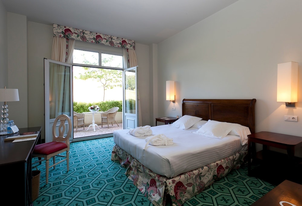 Premium Room, Balcony - Photo 4