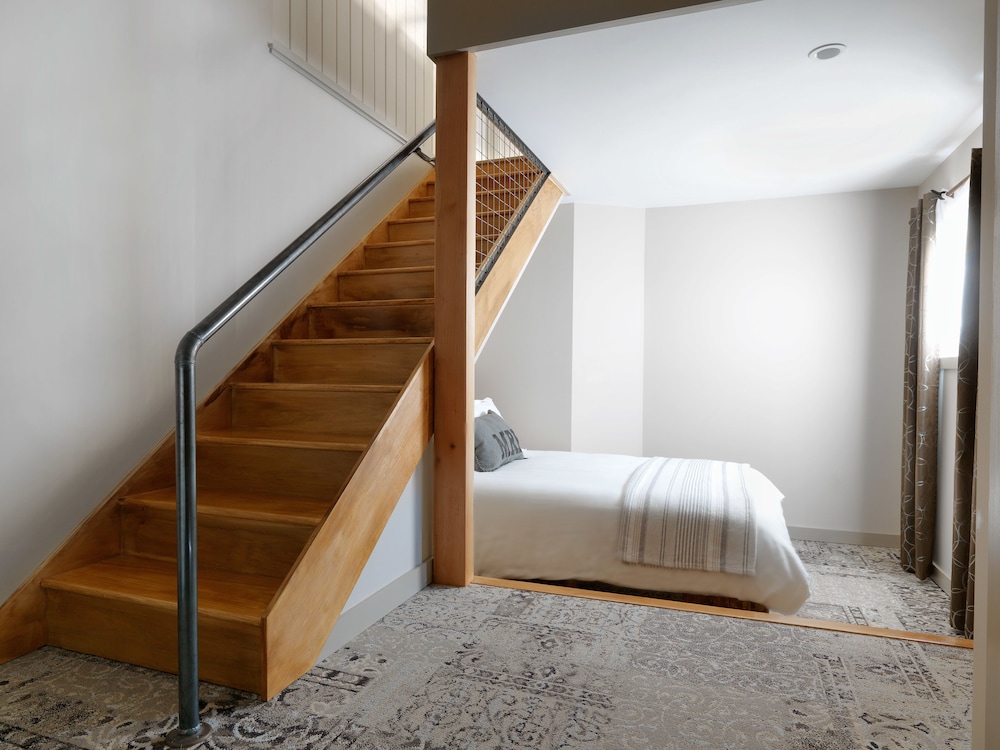 Barn: 1 Queen 2 Single (Loft)