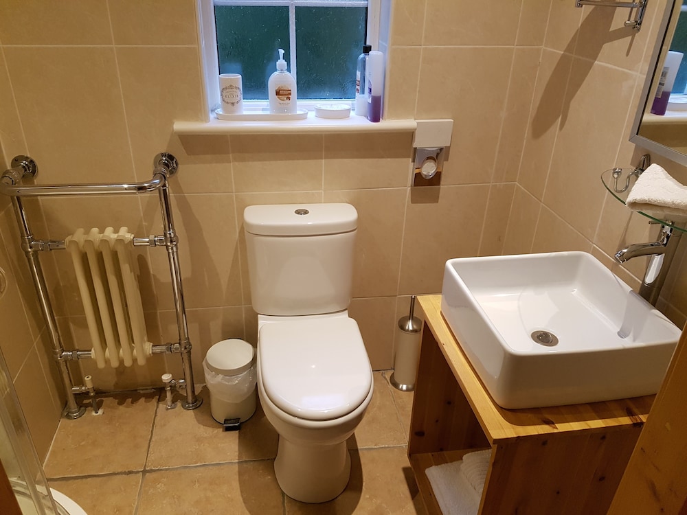Standard Room, Multiple Beds, Ensuite photo 3