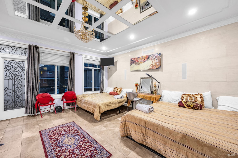 Family Room, 1 Bedroom, Refrigerator & Microwave photo 3