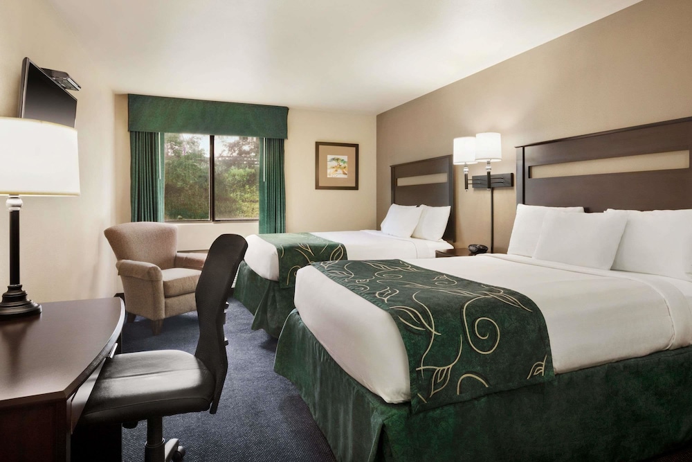 Room, 2 Queen Beds, Non Smoking photo 1