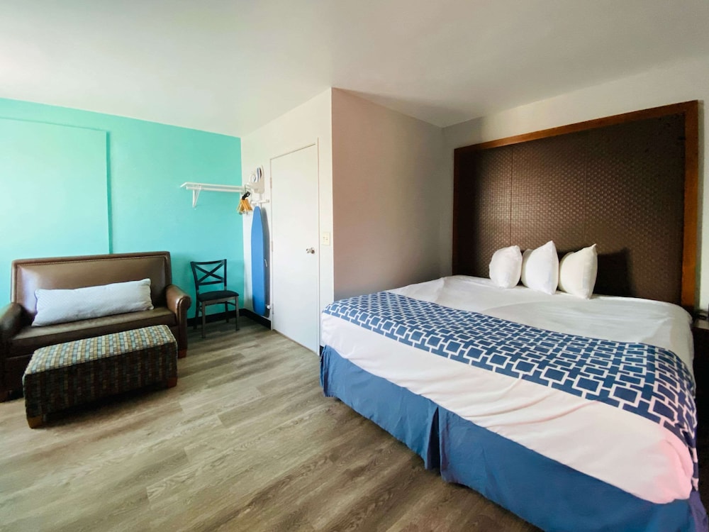 Suite, 1 King Bed with Sofa bed, Non Smoking (Upgrade) photo 2