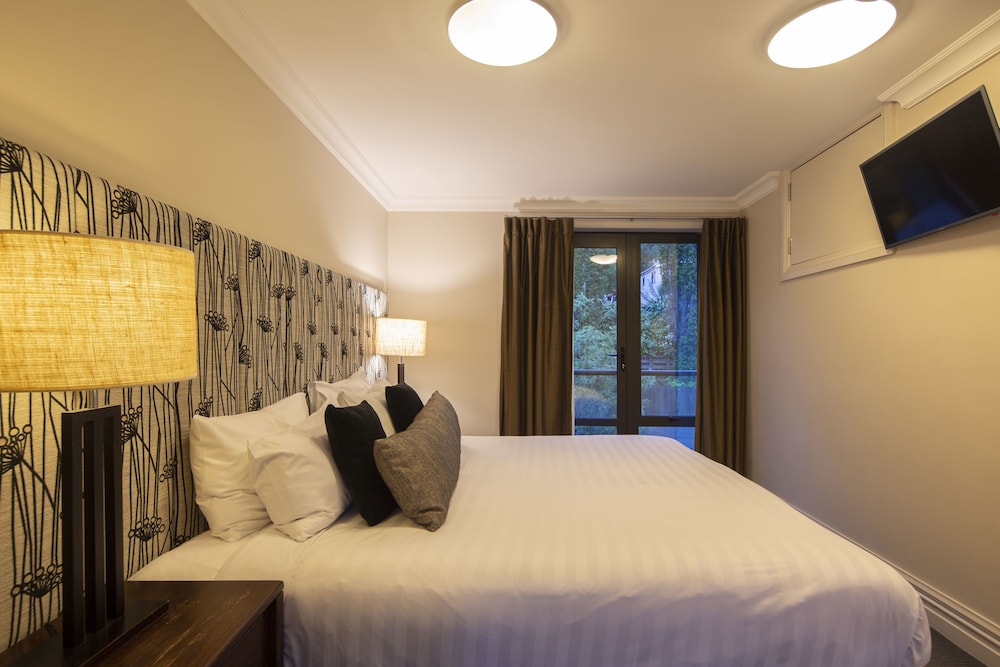 2 Bedroom Lakeview Suite - Photo 8