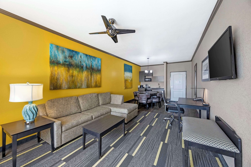 Suite, 1 King Bed, Accessible, Jetted Tub (with Sofabed) photo 2