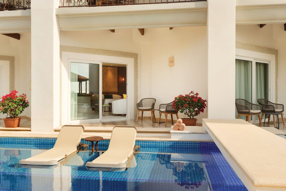 Junior Suite Swim-up - 1 King Bed