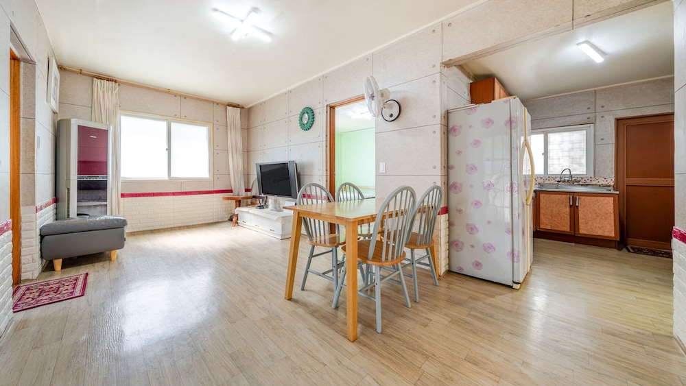 Basic Room, 3 Bedrooms (Room 103 Guesthouse(Ocean View/BBQ))