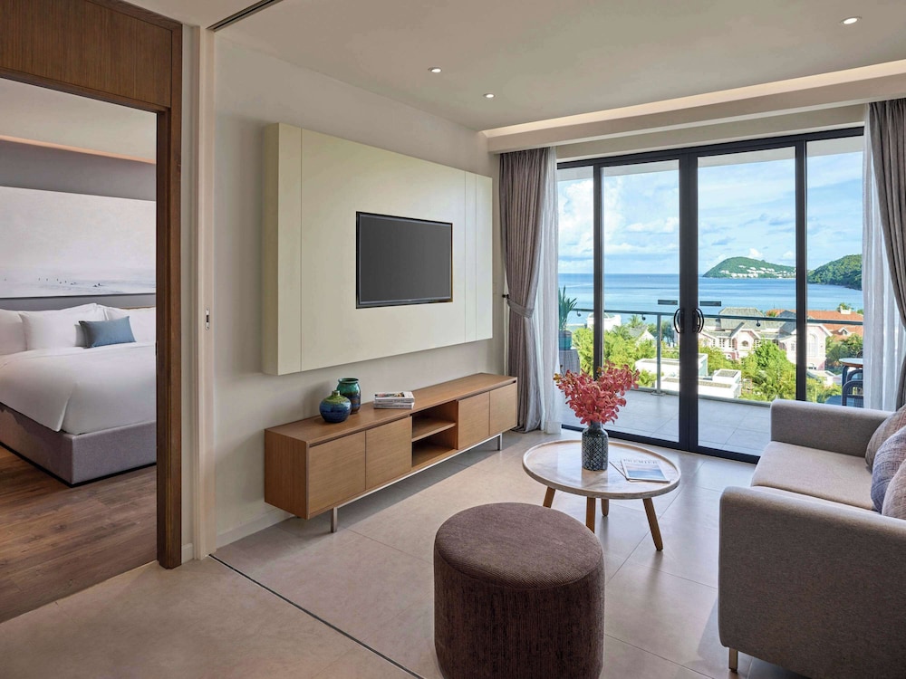 Superior Suite, Balcony (1 King Bed) - Photo 3
