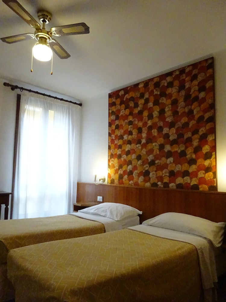 Standard Triple Room photo 2