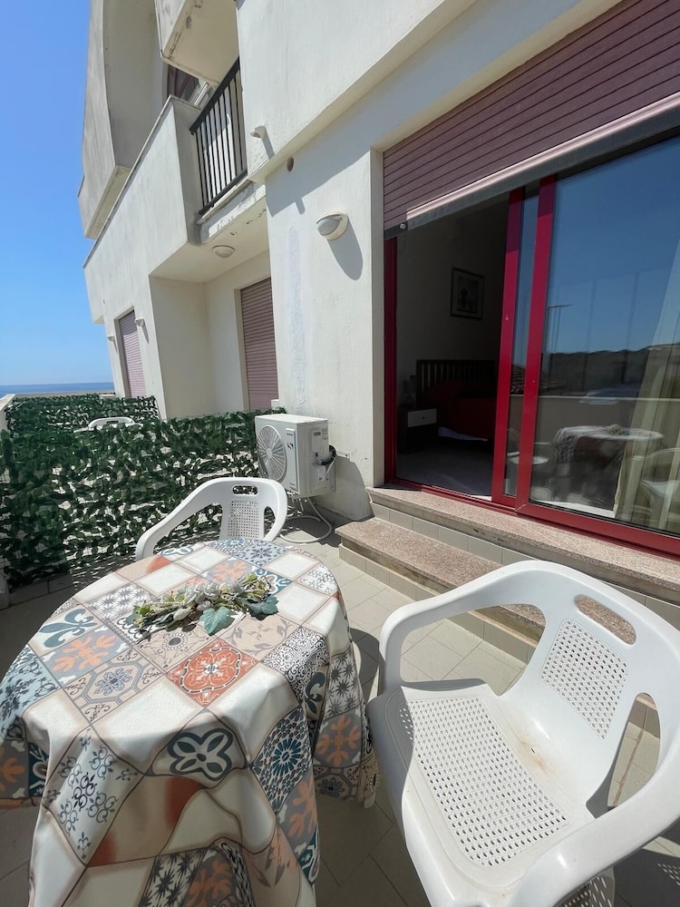 Deluxe Room, Roll-in Shower, Partial Sea View photo 2