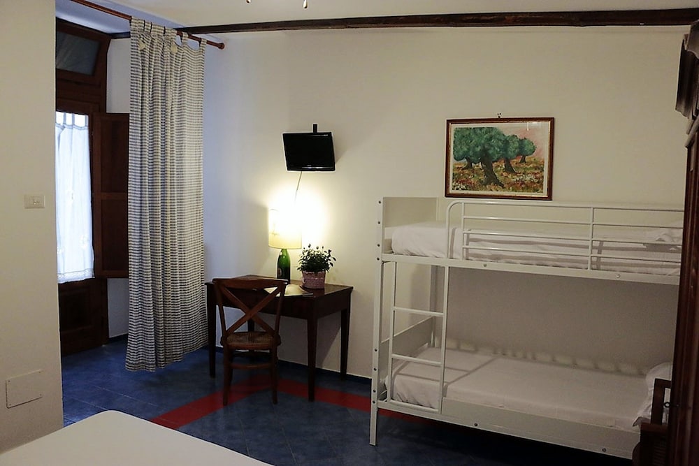 Quadruple Room, No Windows (Oceano) photo 2