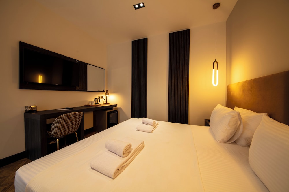 Superior Room with Balcony - Photo 2