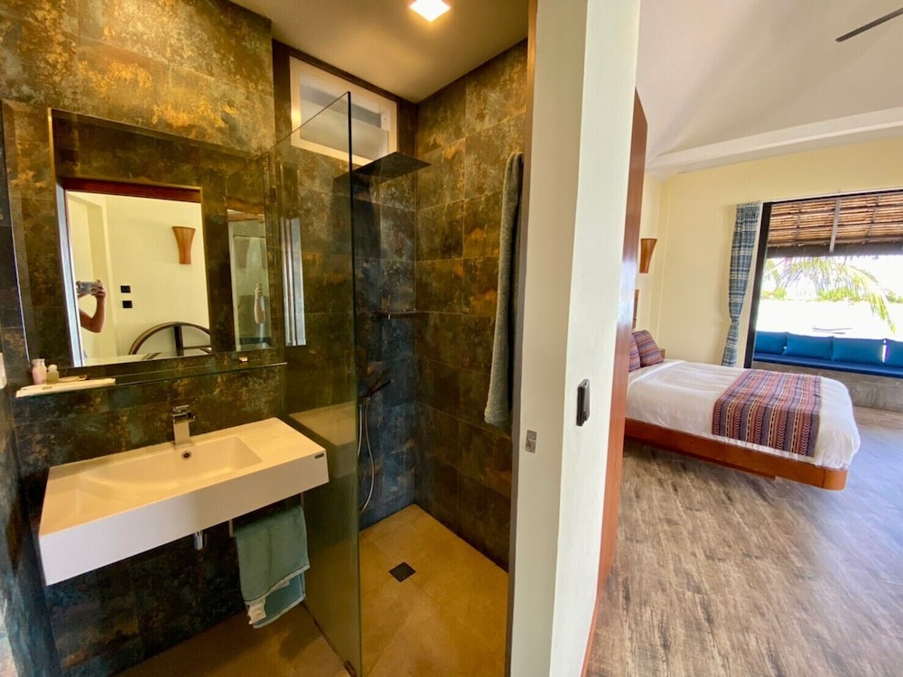 Beachfront 2 bedroom villa - Photo 3