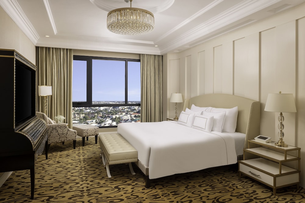 Suite - Photo 1