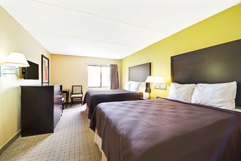 Standard Room, 2 Queen Beds - Photo 1