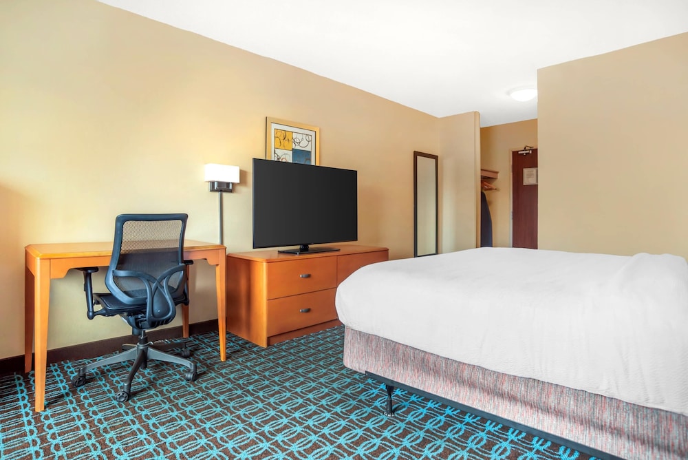 Standard Room, 1 King Bed, Non Smoking - Photo 2