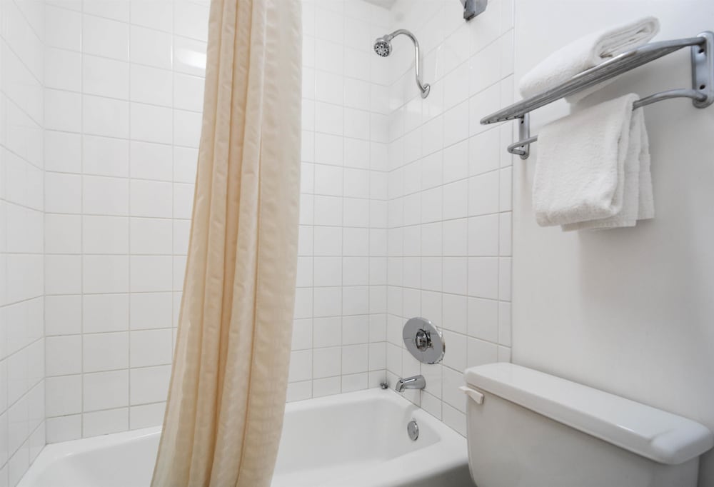 Standard Room, 2 Double Beds, Non Smoking - Photo 7