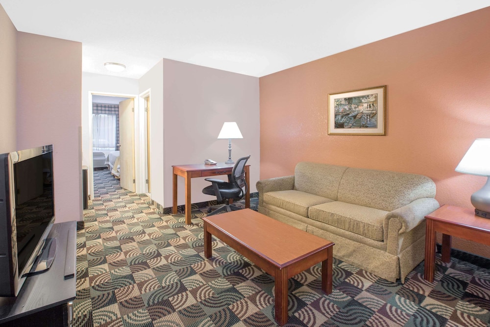 Suite, 1 Bedroom - Photo 1
