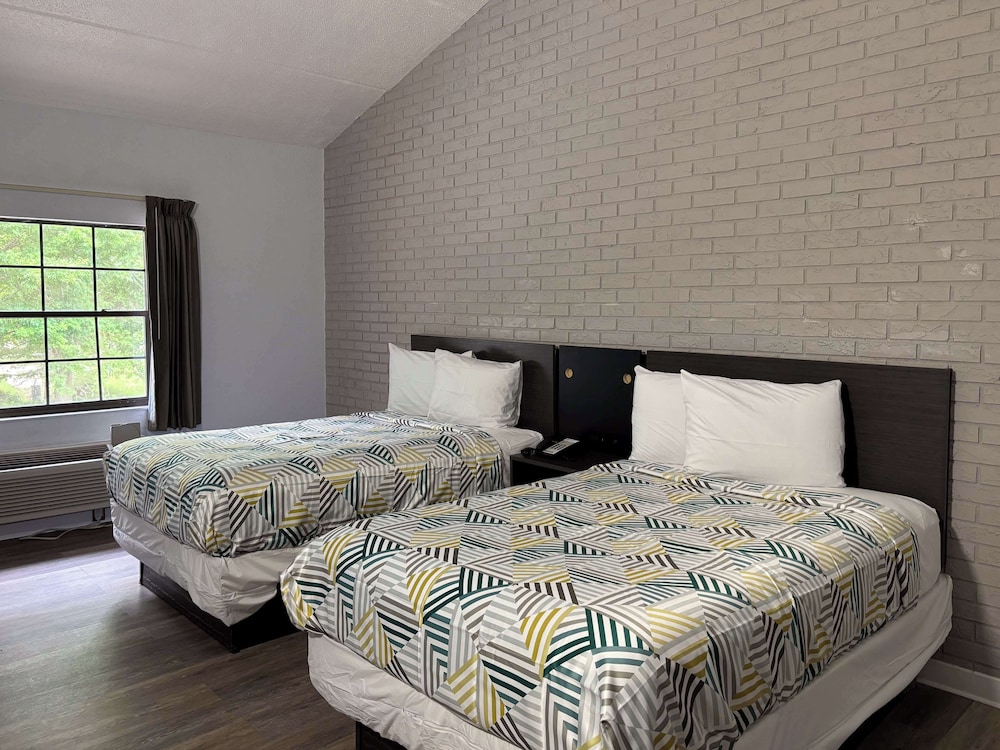 Standard Room, 2 Double Beds, Smoking - Photo 5
